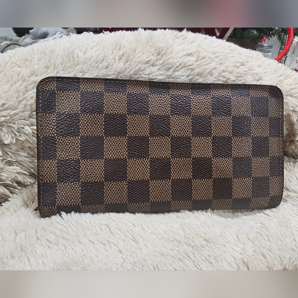 Authentic Louis Vuitton Brown Textured Wallet - Picture 2 of 8